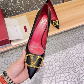 Сандалии Valentino с большой V-образной пряжкой и стразами, новей