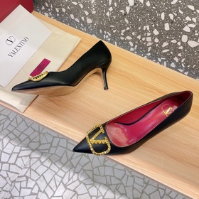 Сандалии Valentino с большой V-образной пряжкой и стразами, новей