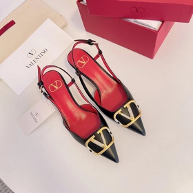 Сандалии Valentino VT с крупной V-образной пряжкой и стразами, но