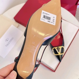Сандалии Valentino VT с крупной V-образной пряжкой и стразами, но