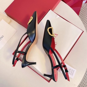 Сандалии Valentino VT с крупной V-образной пряжкой и стразами, но