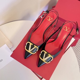 Сандалии Valentino VT с крупной V-образной пряжкой и стразами, но