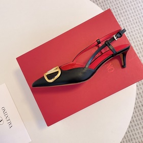 Сандалии Valentino VT с крупной V-образной пряжкой и стразами, но