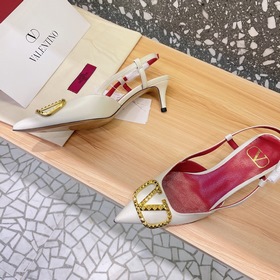 Сандалии Valentino с большой V-образной застежкой и стразами, нов