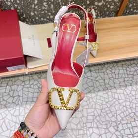 Сандалии Valentino с большой V-образной застежкой и стразами, нов