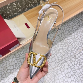 Сандалии Valentino с большой V-образной застежкой и стразами, нов