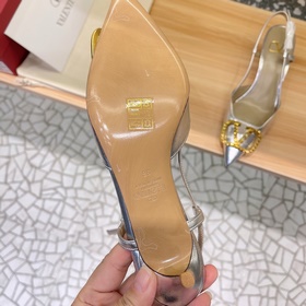 Сандалии Valentino с большой V-образной застежкой и стразами, нов