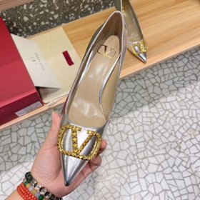 Сандалии Valentino с большой V-образной пряжкой и стразами, новей