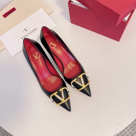 Сандалии Valentino с большой V-образной пряжкой и стразами, новей
