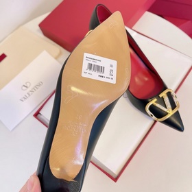 Сандалии Valentino с большой V-образной пряжкой и стразами, новей