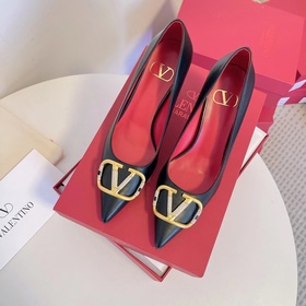 Сандалии Valentino с большой V-образной пряжкой и стразами, новей
