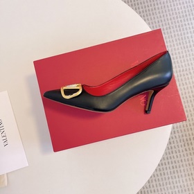 Сандалии Valentino с большой V-образной пряжкой и стразами, новей