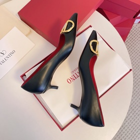 Сандалии Valentino с большой V-образной пряжкой и стразами, новей