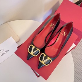 Сандалии Valentino с большой V-образной пряжкой и стразами, новей