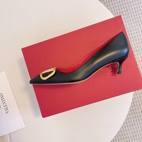 Сандалии Valentino с большой V-образной пряжкой и стразами, новей