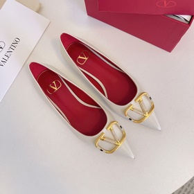 Сандалии Valentino VT с крупной V-образной застежкой и стразами,