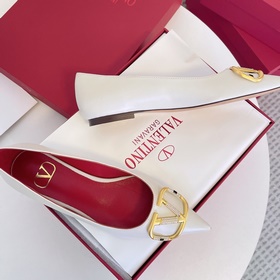 Сандалии Valentino VT с крупной V-образной застежкой и стразами, 