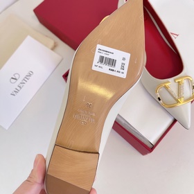 Сандалии Valentino VT с крупной V-образной застежкой и стразами, 