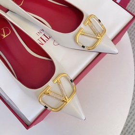 Сандалии Valentino VT с крупной V-образной застежкой и стразами, 
