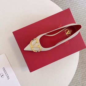 Сандалии Valentino VT с крупной V-образной застежкой и стразами, 