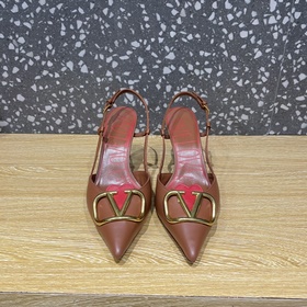 Valentino. Новейшая коллекция туфель Valentino с большими заклепк