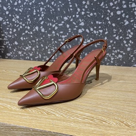 Valentino. Новейшая коллекция туфель Valentino с большими заклепк