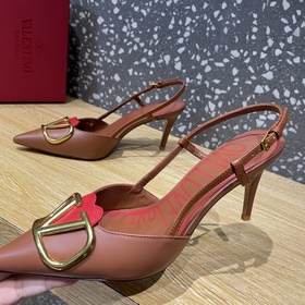 Valentino. Новейшая коллекция туфель Valentino с большими заклепк