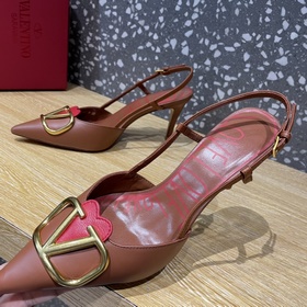Valentino. Новейшая коллекция туфель Valentino с большими заклепк