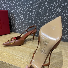 Valentino. Новейшая коллекция туфель Valentino с большими заклепк