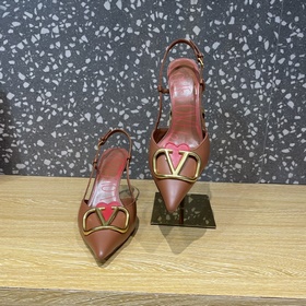 Valentino. Новейшая коллекция туфель Valentino с большими заклепк