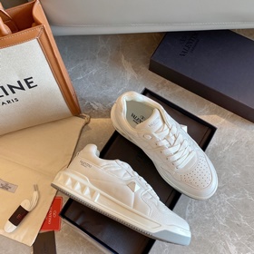 VALENTIN* Официальный сайт Valentino Новинка onestud Спортивные т