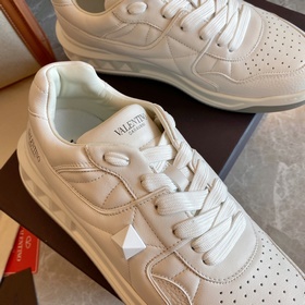 VALENTIN* Официальный сайт Valentino Новинка onestud Спортивные т