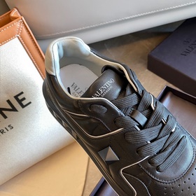 VALENTIN* Официальный сайт Valentino Новинка onestud Спортивные т