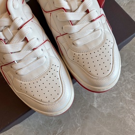 VALENTIN* Официальный сайт Valentino Новинка onestud Спортивные т