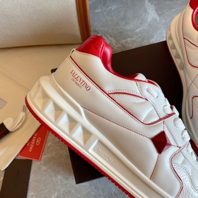 VALENTIN* Официальный сайт Valentino Новинка onestud Спортивные т