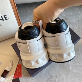 VALENTIN* Официальный сайт Valentino Новинка onestud Спортивные т