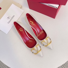 Сандалии Valentino с большой V-образной пряжкой и стразами, новей