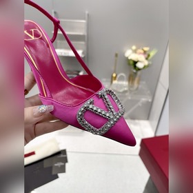 Valentino. Новейшая коллекция туфель с застежкой из стразов из се