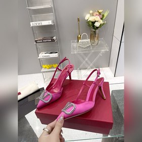 Valentino. Новейшая коллекция туфель с застежкой из стразов из се