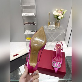 Valentino. Новейшая коллекция туфель с застежкой из стразов из се