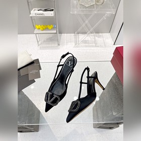 Valentino. Новейшая коллекция туфель с застежкой из стразов из се