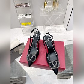 Valentino. Новейшая коллекция туфель с застежкой из стразов из се