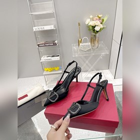 Valentino. Новейшая коллекция туфель с застежкой из стразов из се
