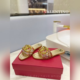 Valentino  Новые тапочки на новый сезон  ◆ Материал： ручная раб