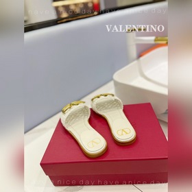 Valentino  Новые тапочки на новый сезон  ◆ Материал： полностью 