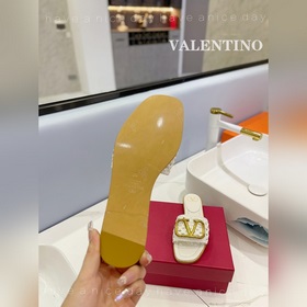 Valentino  Новые тапочки на новый сезон  ◆ Материал： полностью 