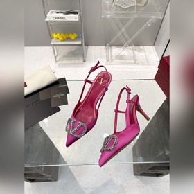 Valentino. Новейшая коллекция обуви Valentino VLogo с застежкамиз