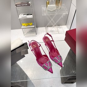 Valentino. Новейшая коллекция обуви Valentino VLogo с застежкамиз