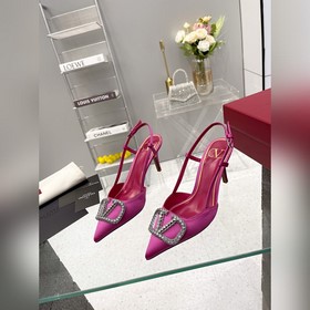Valentino. Новейшая коллекция обуви Valentino VLogo с застежкамиз