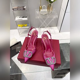 Valentino. Новейшая коллекция обуви Valentino VLogo с застежкамиз